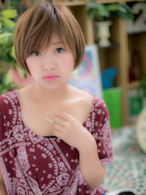 前下がり斜めバング小顔アースカラーボブ　フェザーショート