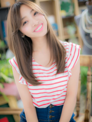 ダークアッシュ艶カラー小顔センターパート　くすみベージュ