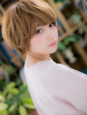 斜めバングテラコッタくせ毛風マッシュウルフ　フェザーショート