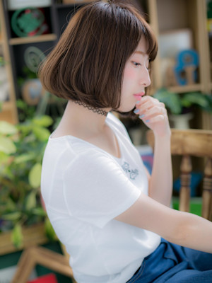 切りっぱなしロブ黒髪オン眉耳かけ前下がり　マロンベージュ