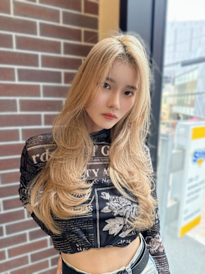 海外レイヤー　韓国ヘア　ホワイトブロンド　ホワイトベージュ