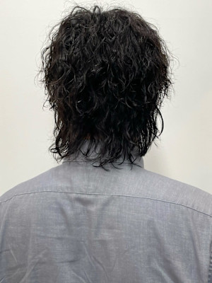 波巻きパーマ　ミディアムウルフ　束感スタイリング　カジュアル