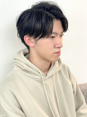 センターパート　シースルーマッシュ　毛流れパーマ　20代