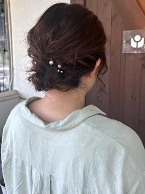 低めシニヨン　パール　おくれ毛アレンジ　お呼ばれ