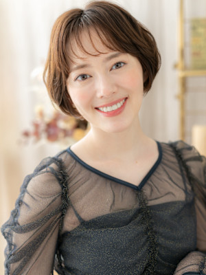 個性的シースルーぱっつん前髪フェミニンボブ　フェザーショート