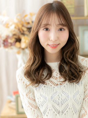 カーキベージュ外国人風小顔グラマラスロング　韓国風巻き