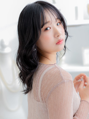 大人ガーリーゆるふわミディグレージュカラー　韓国風巻き