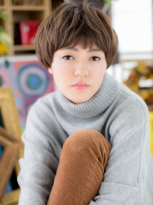 小顔前下がり韓国風束感ショートマッシュ　細めハイライト