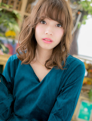 ショコラブラウン小顔ひし形レイヤーカット　くすみベージュ