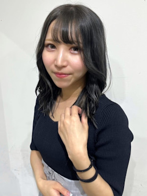 アッシュグレー　透明感カラー　韓国風巻き髪　小顔バング