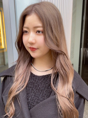 ゆる巻き　センターパート　顔周りアレンジ　ハニーベージュ