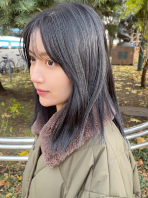 ブルーブラック　地毛風カラー　顔周りレイヤー　ミディアムヘア