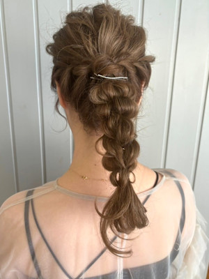 編み下ろしアレンジ　おくれ毛　ルーズ　アップスタイル