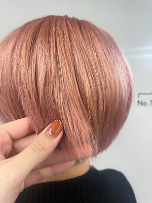 ペールピンク/ブロンドベージュ丸みショート重めマッシュ