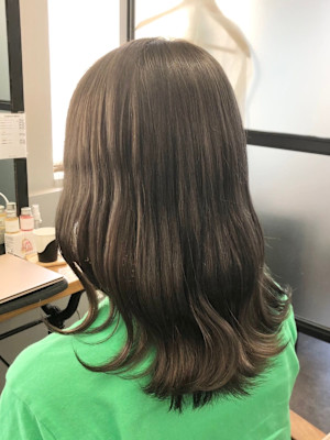 ふわっとくびれミディアム×暗めグレージュ