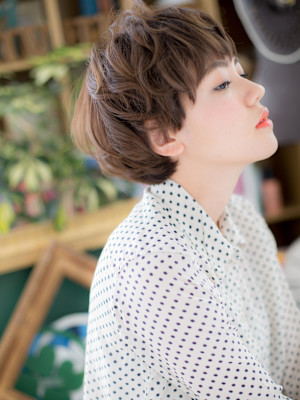インナーカラーくせ毛風小顔束感ショート　フェザーショート