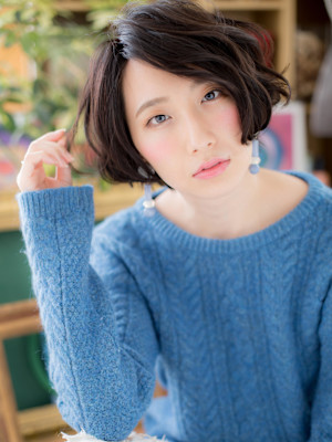 抜け感アシンメトリー前下がり小顔ミニボブ　細めハイライト