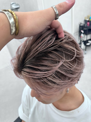 柔らかい印象のピンクバレイヤージュ