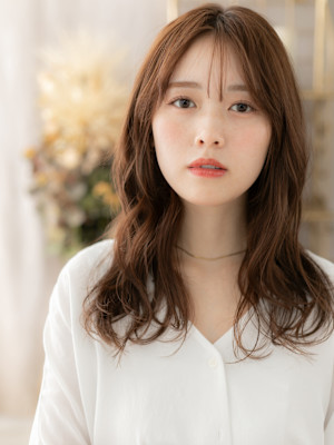 センターパート抜け感ゆるふわエアリーミディ　韓国風巻き