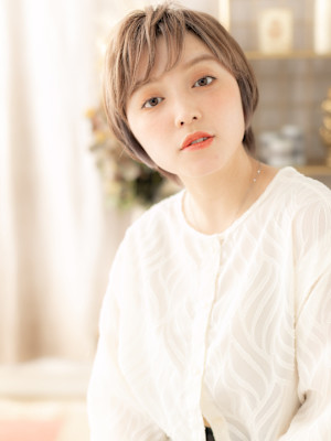 ハイライトカラーオン眉小顔こなれショート　細めハイライト