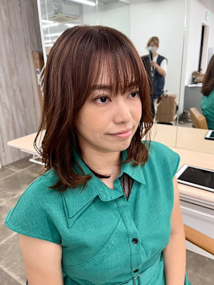 レイヤーミディアム外ハネくびれヘアグレーベージュアッシュ