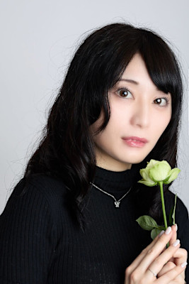 氷のような透明感と深い黒が際立つミディアムヘア