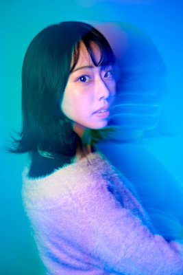 深みあるブルージュカラーとくびれヘアで、冬のオシャレを格上げ