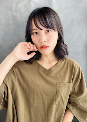 20代30代40代　黒髪ミディアムくびれレイヤー