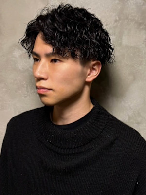 波巻きパーマ　センターパートマッシュ　束感スタイリング　黒髪