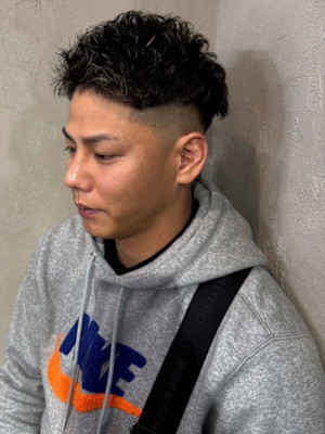 フェードカット　モヒカン　メッシュ　ナチュラルパーマ