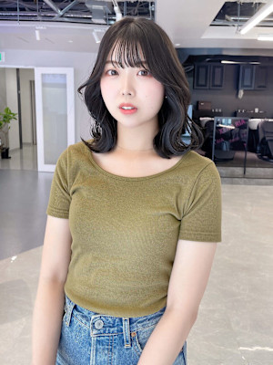 《袴田》前髪ありくびれミディアム × 濃いめアッシュ