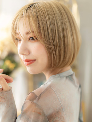 外国人風ハイトーンカラー丸みショートボブ　ホワイトブロンド