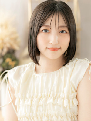 ツヤ感美髪アッシュブラック切りっぱなしボブ　刈上げボブ