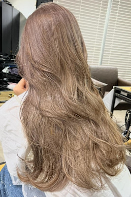 ミルクティーベージュ　レイヤーカット　グレージュカラー
