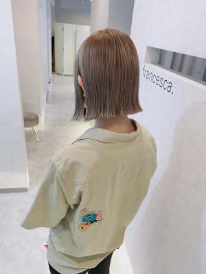 切りっぱなしボブ×ホワイトベージュ