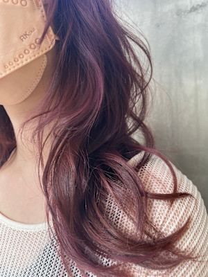 透け感ピンクで魅せる大人フェミニン