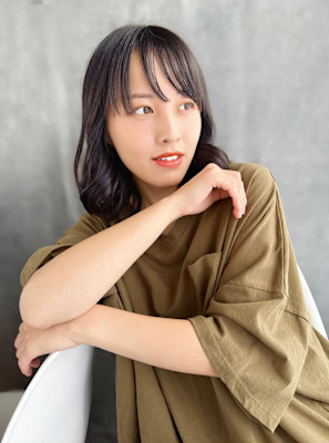 20代30代40代　黒髪ミディアムくびれレイヤー