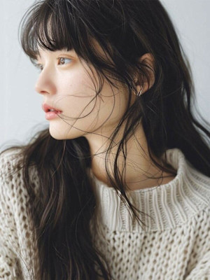 くせ毛を生かした大人小顔カットナチュラルロング暗めカラー