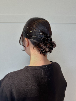 ふんわりとタイトなシニヨンスタイル