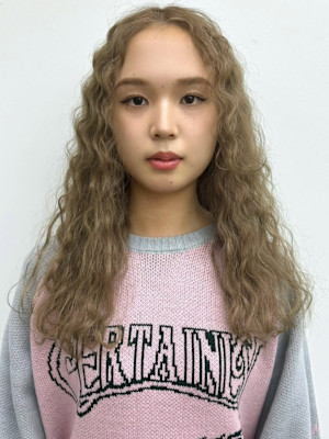 ミルクティーベージュ　ウェーブパーマ　ロング　外国人風