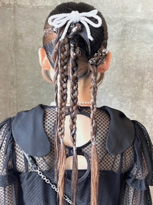 ヘアセット　三つ編み　ポニーテール　個性的　タイトアレンジ