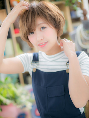 大人かわいいくせ毛風マッシュショートウルフ　フェザーショート