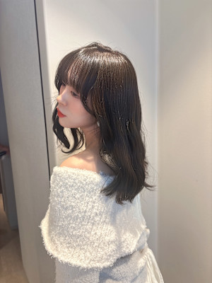 伸ばしかけミディアムも抜け感カラーに