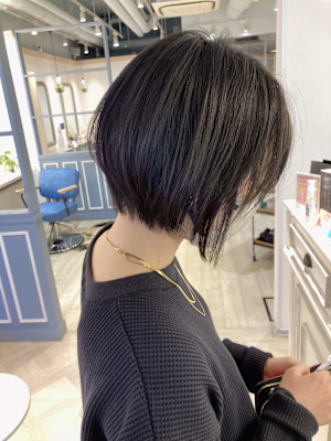 2025年明るめ秋冬カラーまるみショートヘアスタイル赤羽