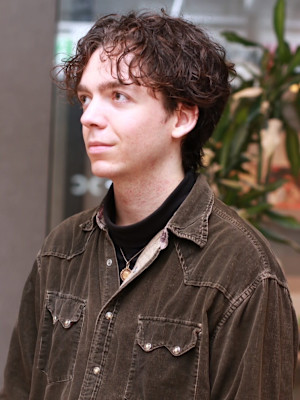 プードルパーマ　外国人風パーマ　センターパート　強めパーマ