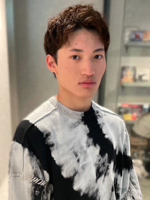 ブラウンヘア　アップバング　爽やか　20代　ツーブロック