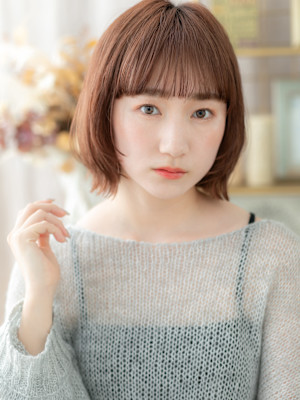 韓国風ベージュピンク外ハネ透け感ミニボブ　マロンベージュ