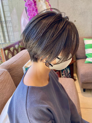 大人可愛い丸みショート前下がりななめバング