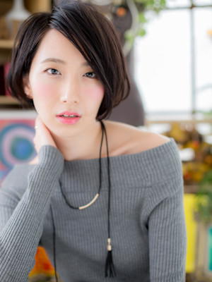 アシンメトリー黒髪耳かけミニボブショート　フェザーショート