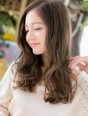 大人可愛いバレイヤージュ小顔抜け感パーマ　韓国風巻き